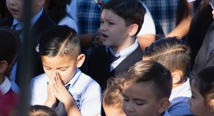 Slider – Boys praying